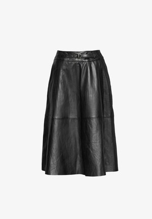 Jupe en cuir A-line noire avec une ceinture à la taille et une boucle en métal ronde, longueur genoux, panneaux à texture lisse.