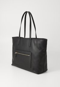 Svart skinn totebag med to lange håndtak, en glidelåslomme foran og en strukturert form med en teksturert overflate.