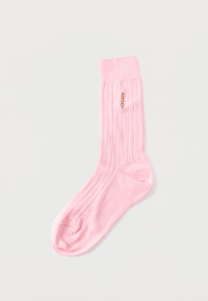 Einzelne rosa gerippte Socke mit einem umgeschlagenen Bündchen und dem "VERSACE"-Logo in Gold auf der Seite bestickt.