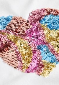 Next SEQUIN HEART FRINGE  REGULAR FIT - Tričko s potlačou - ecru white
