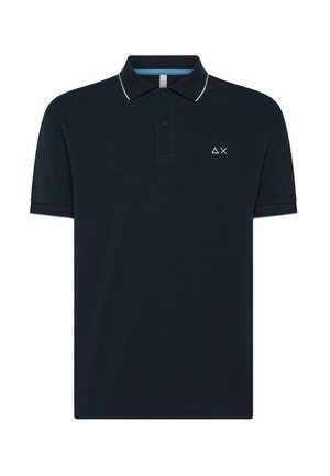 Polo shirt navy in tessuto testurizzato, con un colletto a tre bottoni, una cucitura del colletto bianca a contrasto e un piccolo logo sul petto.