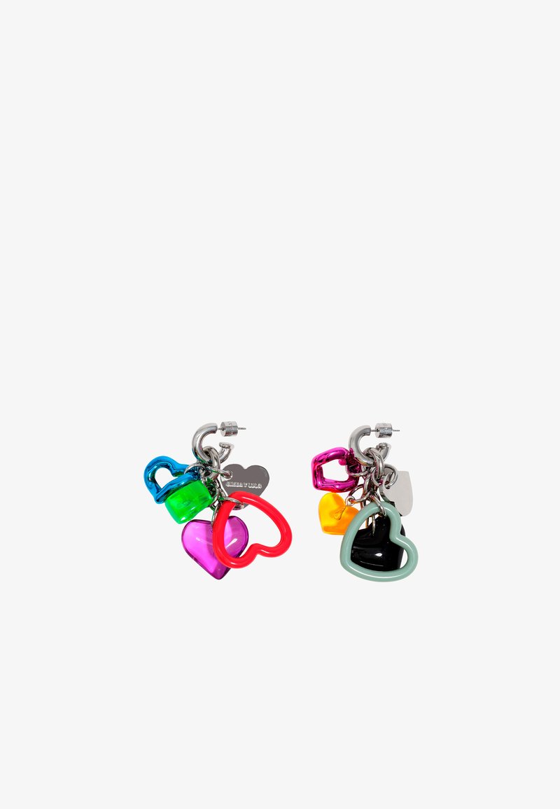 Pendientes en forma de corazón coloridos que presentan varios corazones de plástico translúcido en rosa, verde, rojo, amarillo y negro, unidos a herrajes metálicos.