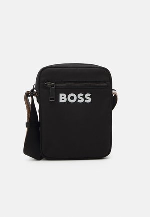 Compact zwart crossbodytasje met voorvak met rits en verstelbare band, voorzien van een opvallend wit "BOSS"-logo op het voorpaneel.
