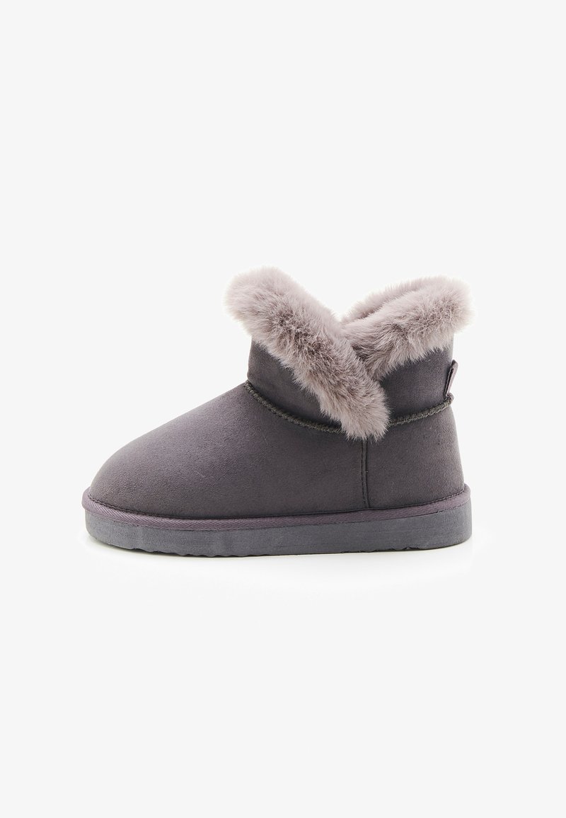 Stivale alla caviglia grigio realizzato in materiale morbido simile alla pelle scamosciata, con bordo in pelliccia sintetica nella parte superiore, punta arrotondata e suola in gomma piatta.