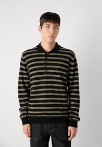 Polo cu dungi negre și verde măsliniu, cu mâneci lungi, guler, închidere cu trei butoane și manșete tricotate. Textură moale a materialului.