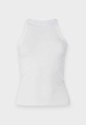 Bela rebrasta majica brez rokavov s prilegajočim dizajnom in okroglo ovratnikom. Narejena iz raztegljive tkanine za udobje in prožnost pri gibanju.