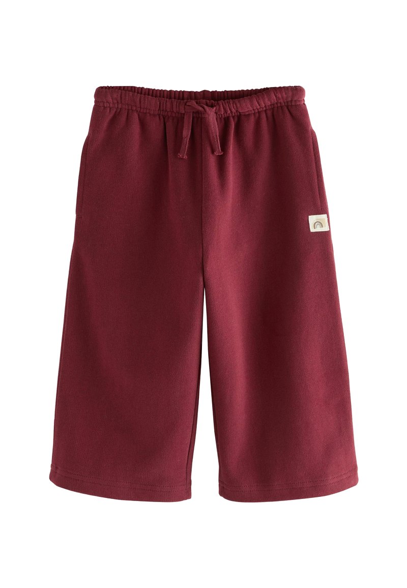 Bordeaux svedshorts med elastisk talje, justerbar snor og sidelommer; har et lille logo-patch foran.