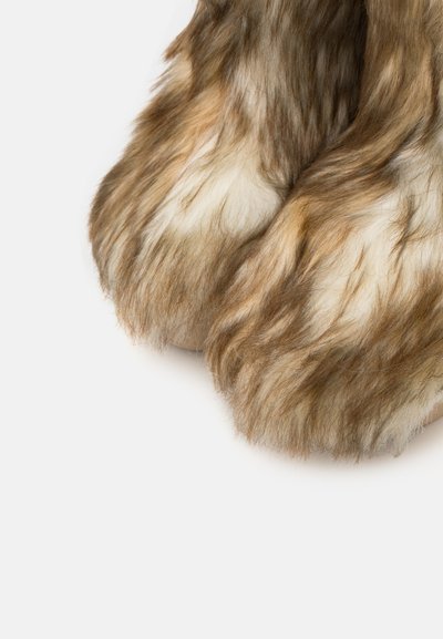 Chinelos de pelúcia falsa com uma mistura de texturas castanhas e creme, apresentando um pelote macio e fofinho, e um design de ponta arredondada.