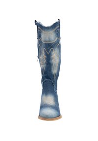 Bota de vaquero de mezclilla con un caña alta, parte superior deshilachada y bordado dorado de patrones intrincados. Un ligero desgaste y una suela color tostado acentúan el diseño.