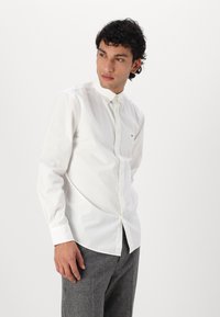 Tommy Hilfiger CORE FLEX SOLID SHIRT - Skjorter - white