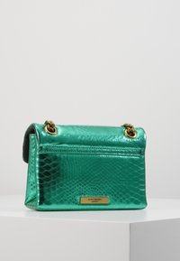 Borsa a tracolla in eco-pelle verde metallico con forma strutturata, dettagli in metallo dorato e superficie testurizzata che ricorda la pelle di serpente.