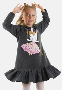Graues Kleid mit einem Rüschensaum, großem Hasenmotiv in Pink und Gold, langen Ärmeln und einem lockeren Schnitt. Weicher Stoff.