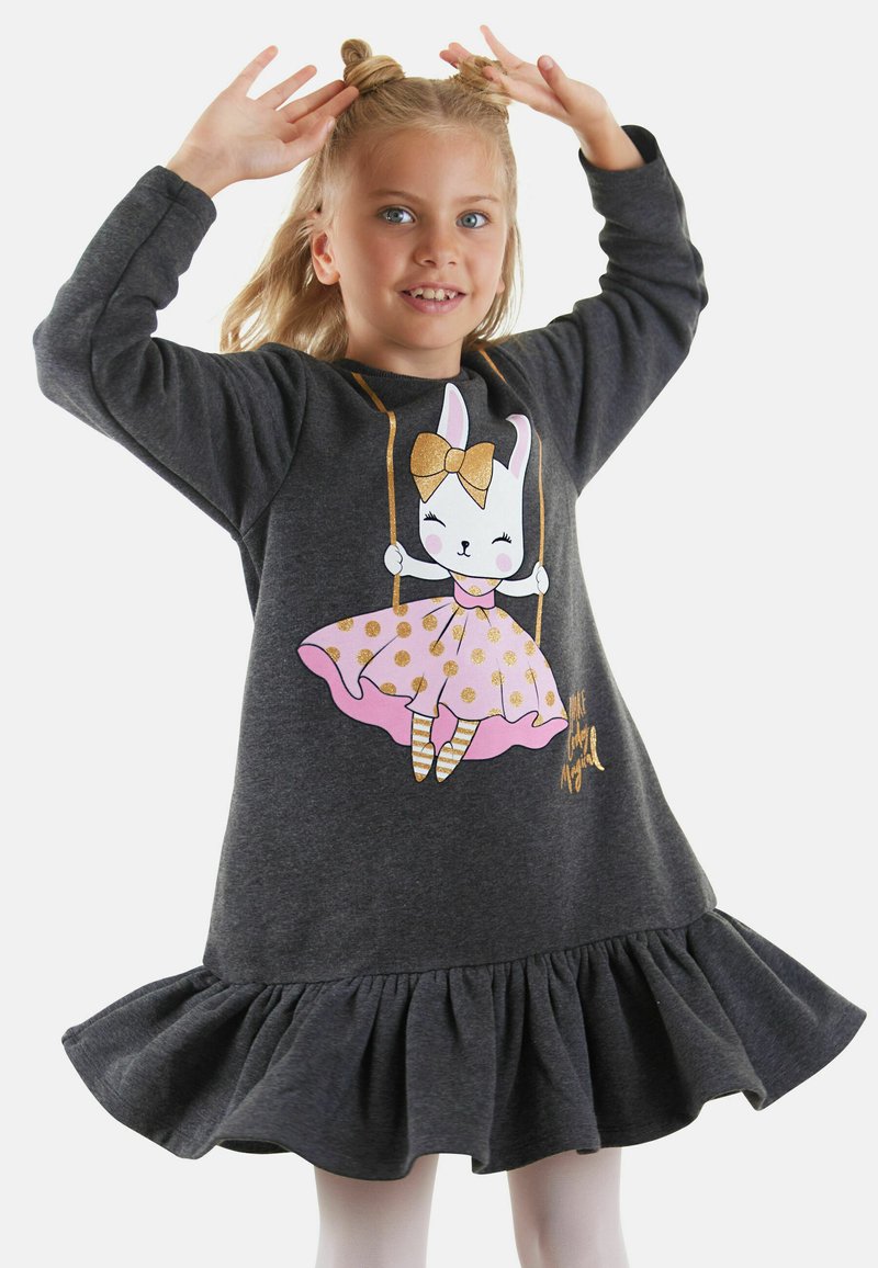 Graues Kleid mit einem Rüschensaum, großem Hasenmotiv in Pink und Gold, langen Ärmeln und einem lockeren Schnitt. Weicher Stoff.