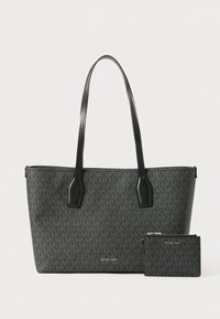 Czarna torba na ramię z teksturowego materiału, z wytłoczonym wzorem logo, podwójnymi uchwytami i pasującym etui na karty. Gładkie skórzane akcenty.