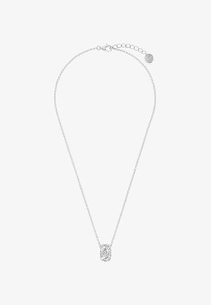 Srebrny naszyjnik z łańcuszkiem z małym, misternym, owalnym wisiorkiem, zdobionym krzyżującymi się wzorami i osadzonymi przezroczystymi kamieniami.
