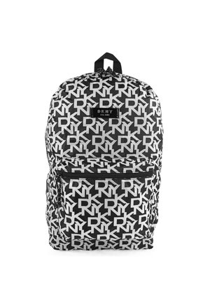 La mochila presenta un patrón en blanco y negro de letras "DKNY" superpuestas. Tiene un asa superior, correas ajustables y un bolsillo frontal con cremallera.