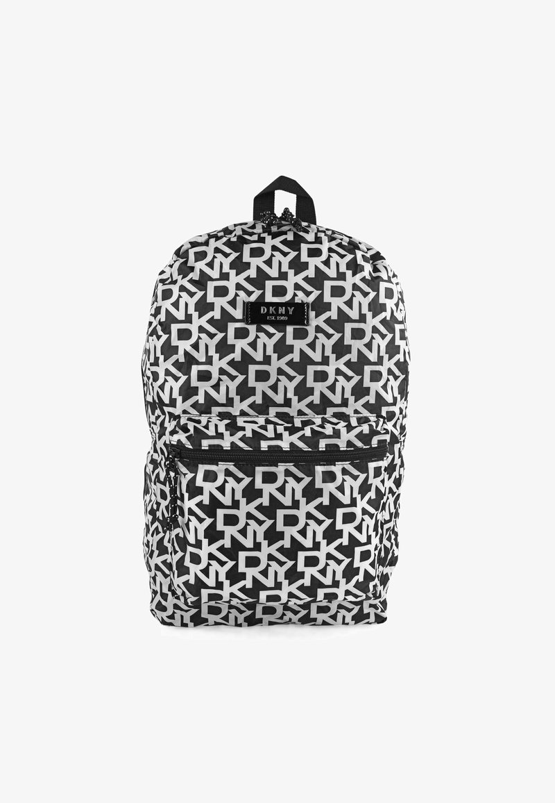 La mochila presenta un patrón en blanco y negro de letras "DKNY" superpuestas. Tiene un asa superior, correas ajustables y un bolsillo frontal con cremallera.