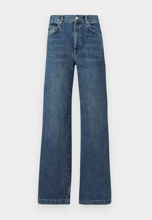 Cardigan crème à manches longues avec un col en V, motif texturé, associé à un jean bleu à jambes larges et un tote bag bleu avec des poignées foncées.