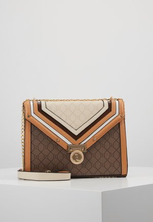 Brun og beige mønstret håndtaske med guldkæde som strop og rund guldlås med initialer, hvilende på en hvid overflade.