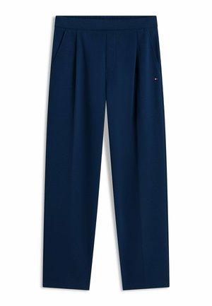 Marineblauwe recht gesneden broek met plooien aan de voorkant, zijzakken en een klein rood-wit-blauw logo op de rechterzak.