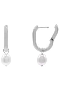 Des boucles d'oreilles en argent présentent un élégant crochet rectangulaire et un pendentif en perle ronde, mettant en valeur une finition polie et un design contemporain.