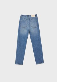 Jean en denim bleu avec une coupe droite, comprenant deux poches arrière et un écusson de marque en cuir beige sur la ceinture.