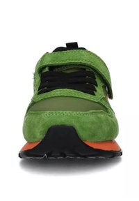 Sneaker verde in suede con lacci neri, chiusura in Velcro e suola testurizzata nera e arancione. Presenta un design a pannello liscio sulla punta.