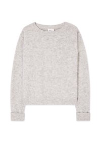 Svetlo sivi, dolg rokav, pleten pulover z okroglim izrezom in rebrastimi manšetami ter spodnjim robom, položen na ravno površino na belem ozadju.