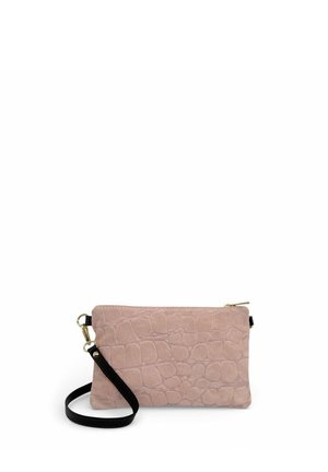 Petit sac pochette rectangulaire rose blush avec texture crocodile et fine sangle noire amovible pour le poignet sur fond blanc.