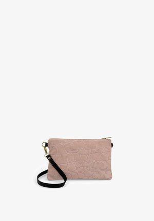 Petit sac pochette rectangulaire rose blush avec texture crocodile et fine sangle noire amovible pour le poignet sur fond blanc.