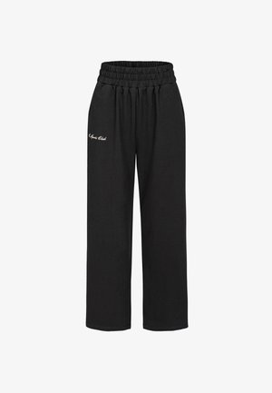 Czarne, elastyczne spodenki dresowe z luźnym krojem i bocznymi kieszeniami. Na lewym udzie znajduje się biały haft z napisem "Sports Club".