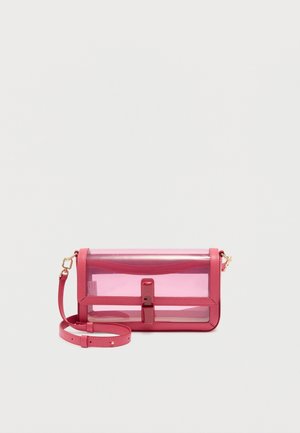 Pink transparente rechteckige Schultertasche mit Klappverschluss und verstellbarem Riemen, vor einem neutralen hellen Hintergrund.