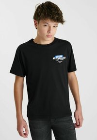 T-shirt en coton noir avec un col rond. L'avant présente un texte blanc et bleu : "ART GALLERY NEW YORK" dans des tailles et styles de police variés.