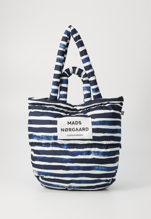 Jūrinės ir baltos juostelės audimo maišas su paminkštintu paviršiumi, turintis dvi rankenas ir baltą logotipo etiketę. Tinka kasdieniam naudojimui.