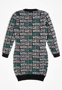 Černý pletený svetr s opakujícím se nápisem "WITH LOVE GUESS" v bílé a tyrkysové barvě, s kulatým výstřihem a dlouhými rukávy.