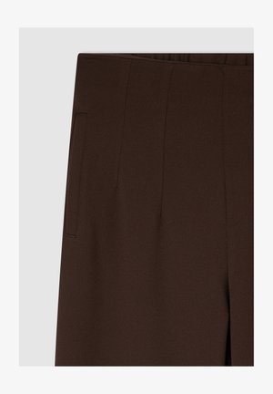 Pantaloni in tessuto marrone su misura con una texture liscia, doppi pieghe e tasche laterali, dotati di una cintura per un look aderente.