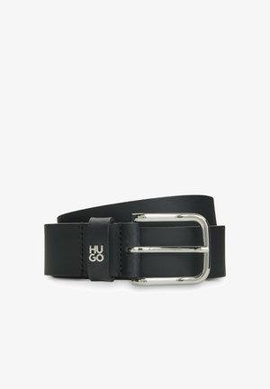 Cintura in pelle nera con fibbia rettangolare argentata e piccolo logo metallico "HUGO" sul passante della cintura, arrotolata su sfondo bianco.