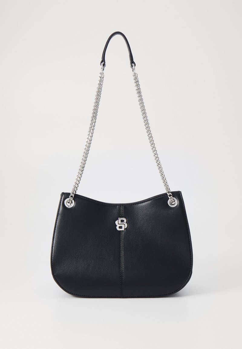 Melnas ādas rokassoma ar izliektu siluetu, kurai ir sudraba ķēdes siksna un izteikta sudraba logotipa akcenta priekšpusē.