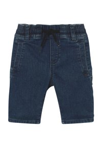 Shorts de mezclilla azul oscuro con cintura elástica y cordón negro, con bolsillos frontales y pasadores para cinturón, extendidos.