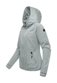Lys grå hettejakke med glidelås foran, to sidelommer og elastiske mansjetter. Har en subtil tekstur og sort logoakcent.