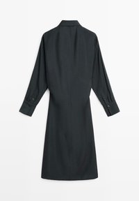 Dunkelgraues Hemdblusenkleid mit langen Ärmeln und Knöpfen an den Manschetten. Verfügt über einen klassischen Kragen und eine gerade Silhouette, hergestellt aus glattem Stoff.