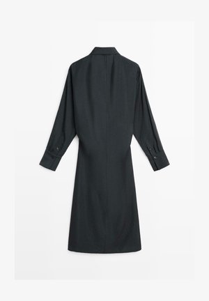 Robe chemise gris foncé à manches longues avec boutons aux poignets. Dotée d'un col classique et d'une silhouette droite, confectionnée dans un tissu lisse.