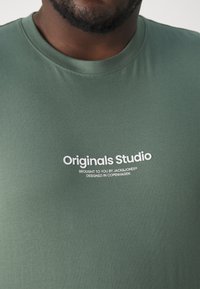 Jack & Jones JORVESTERBRO TEE CREW NECK - Marškinėliai su spaudiniu - laurel wreath