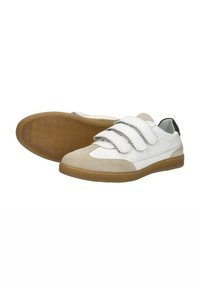 Witte leren schoenen met grijze suède accenten, ontworpen met drie klittenbandsluitingen, een gestructureerde rubberen zool en kleine perforaties voor ademend vermogen.
