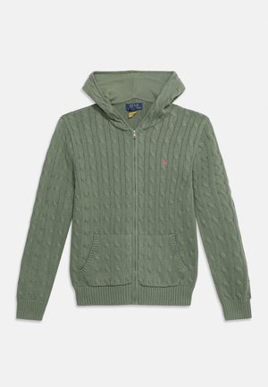 Πράσινο καπέλο με πλέξη καλωδίου, φερμουάρ μπροστά, ριμπ μανσέτες και τελείωμα, δύο μπροστινές τσέπες και ροζ κεντημένο λογότυπο στο αριστερό στήθος.