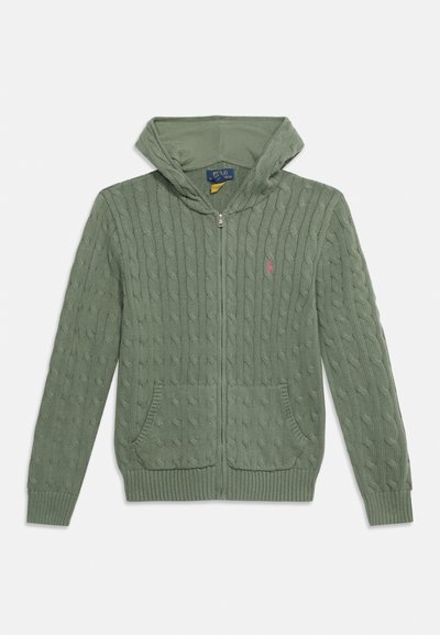 Πράσινο καπέλο με πλέξη καλωδίου, φερμουάρ μπροστά, ριμπ μανσέτες και τελείωμα, δύο μπροστινές τσέπες και ροζ κεντημένο λογότυπο στο αριστερό στήθος.