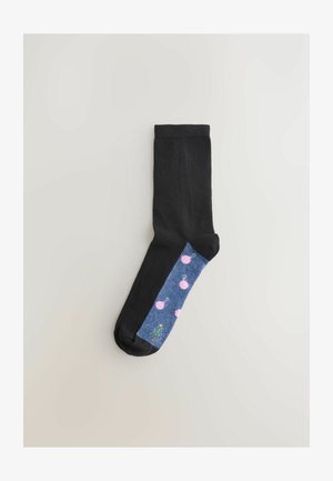 Fekete zokni farmer mintás résszel, rózsaszín díszekkel és zöld fa mintával. Simább textúrájú az egész zokni.