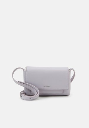 Kleine Lavendelfarbene Crossbody-Tasche mit verstellbarem Riemen und Frontklappe, mit Calvin Klein Logo auf glatter Lederoberfläche.