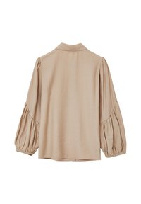 Blusa beige a maniche lunghe con colletto e maniche a sbuffo, caratterizzata da una texture di tessuto liscia e una vestibilità ampia all'orlo.