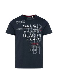 Camiseta de algodón azul oscuro con diversas gráficas de texto en blanco y rojo, cuello redondo y mangas cortas. Incluye coordenadas impresas y elementos de diseño.